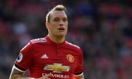 Gary Neville Emosi Lihat Performa Phil Jones di Laga Lawan Sheffield United