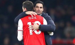 Senyum Langka Mesut Ozil, Pelukan Mikel Arteta, dan Kebangkitan Arsenal