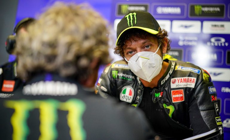 Ini Penjelasan Valentino Rossi Menghentikan Motornya di Tengah Lomba