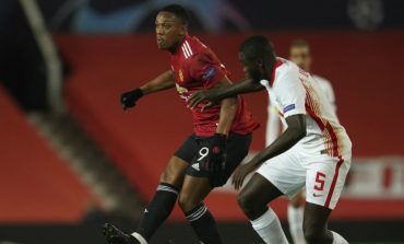 Anthony Martial Dihujat, Kapten Manchester United Membela