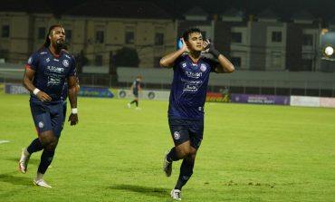 Arema FC Kembali Raih Kemenangan 2-1 Atas Barito Putera