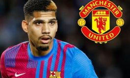 Ronald Araujo Bimbang Antara Bertahan di Barcelona atau Pergi ke Manchester United