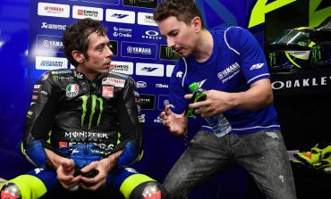 Hal Memalukan Yang Dilakukan Valentino Rossi Kepada Jorge Lorenzo