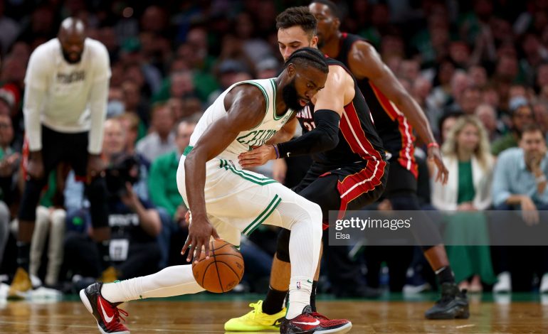 Boston Celtics dan Miami Heat Masih Sengit Imbang 2-2 di NBA Playoffs 2022