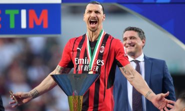 Persembahan Zlatan Ibrahimovic Tropi Serie A Untuk...